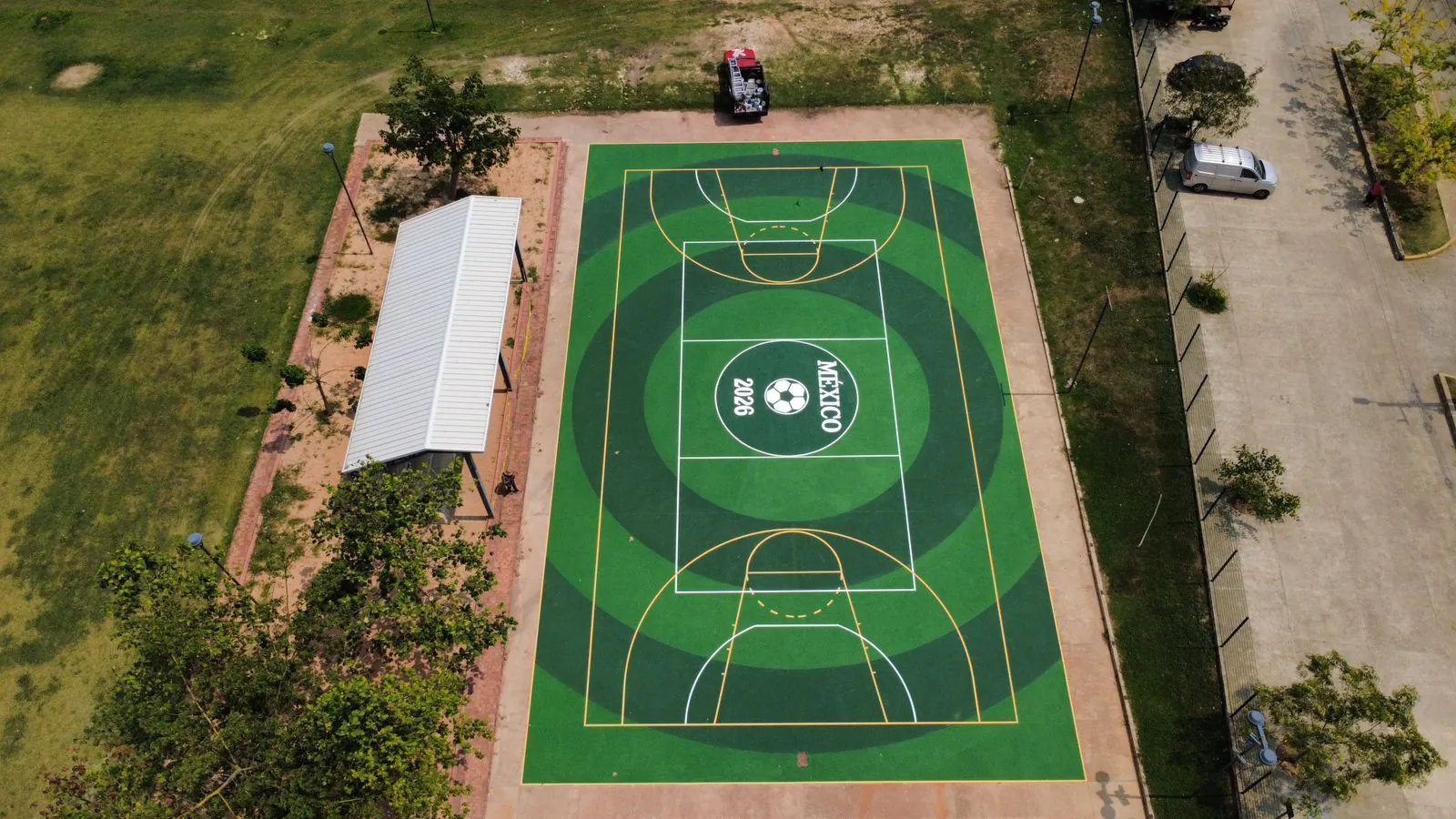 Cancha multifuncional con pintura acrílica y trazos de colores para voleibol y otros deportes, aplicada por PLAYKO