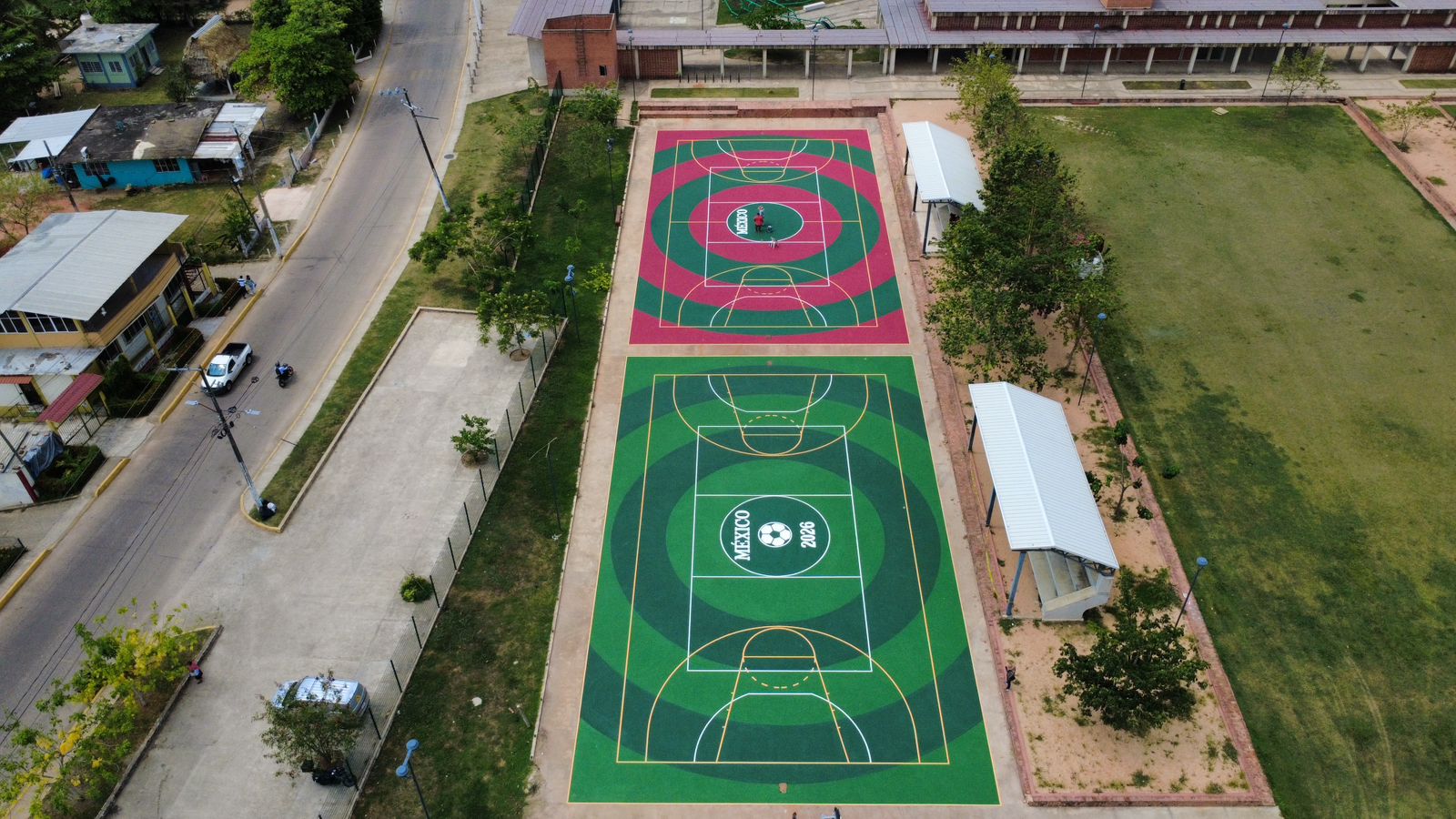 Conjunto de dos canchas multifuncionales pintadas en escuela primaria de Cosoleacaque Veracruz con diseño Mundial México 2026 sistema acrílico antiderrapante PLAYKO