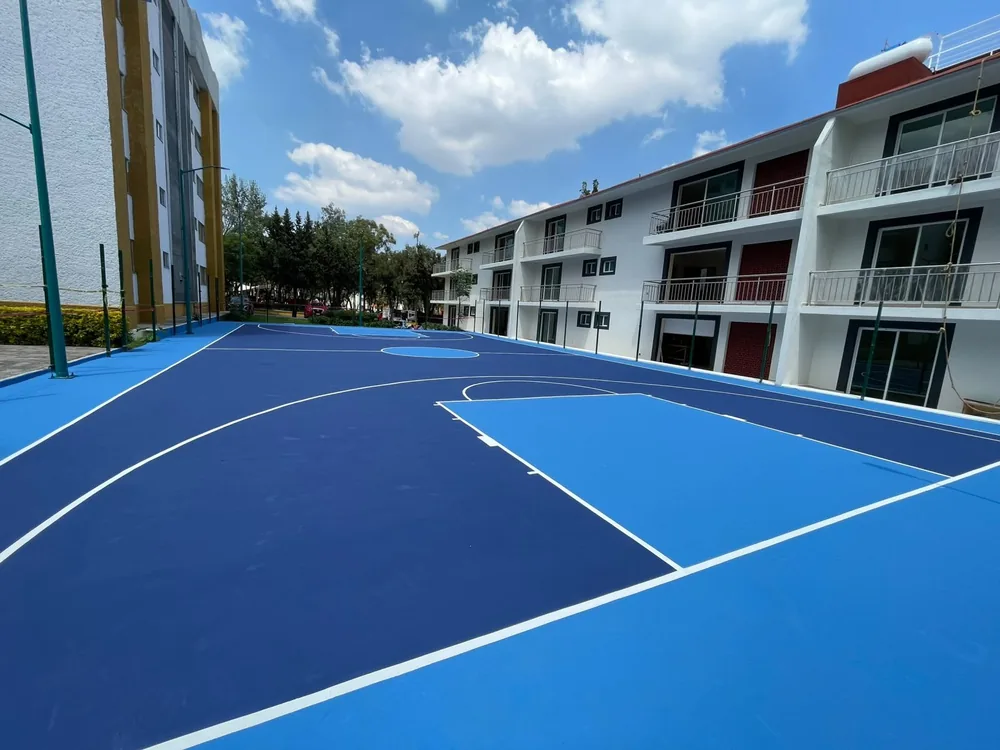 Cancha de basquetbol pintada en azul marino y azul claro con zona restringida y línea de tres puntos en conjunto habitacional de Lomas de Sotelo, Miguel Hidalgo, CDMX