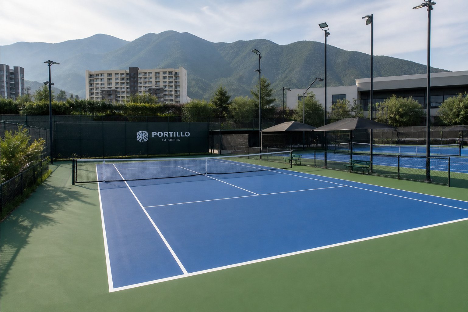 Cancha de tenis profesional pintada en Monterrey resistente a calor extremo por PLAYKO