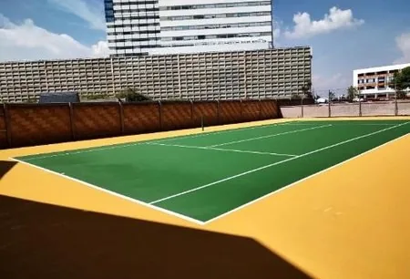 Cancha deportiva con combinación de colores acrílicos pintada por PLAYKO