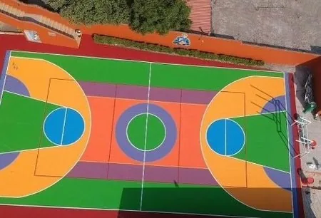 Cancha de basquetbol con diseño multicolor pintada por PLAYKO