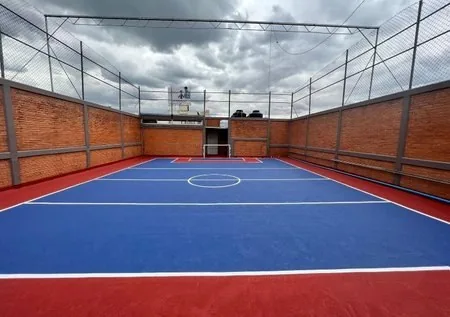 Cancha multiusos del Colegio Británico pintada por PLAYKO