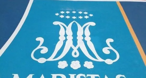 Logotipo de Maristas pintado en la cancha de Maristas Miravalle, Iztapalapa, CDMX, por PLAYKO